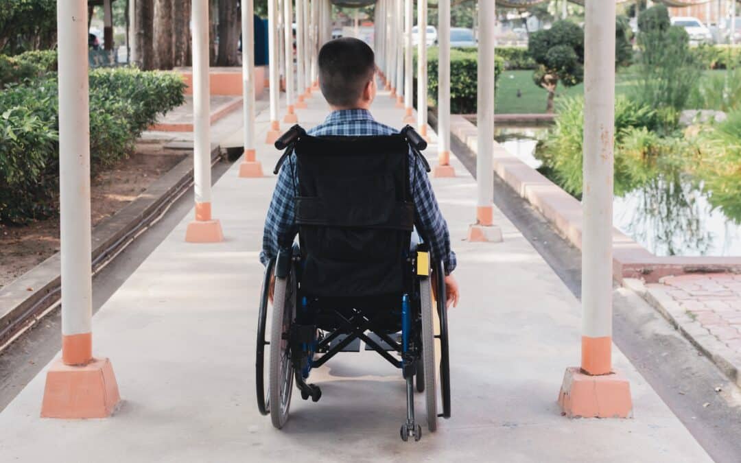 dziecko na wózku inwalidzkim