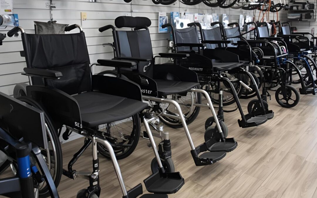 wózki inwalidzkie stoją w sklepie pod ścianą
