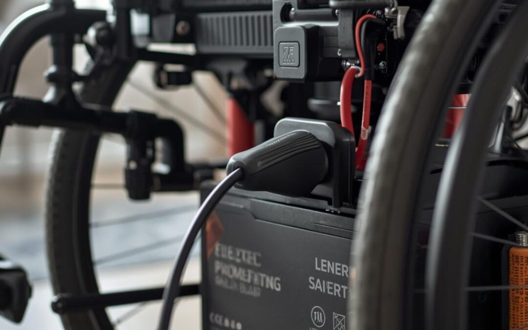 tył wózka inwalidzkiego elektrycznego z widocznym akumulatorem żelowym